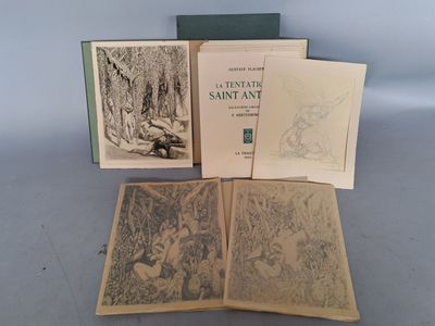 trois livres posés sur une table l'un à côté de l'autre