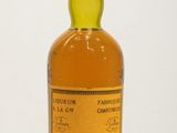 une bouteille d'alcool posée sur une table