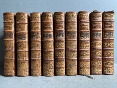 de nombreux livres anciens alignés les uns à côté des autres sur une étagère