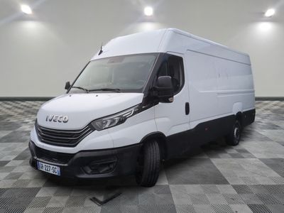 la photo d'une camionnette blanche sur un sol en damier