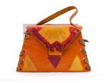 sac à main en cuir avec un motif géométrique orange et jaune et une bandoulière en cuir