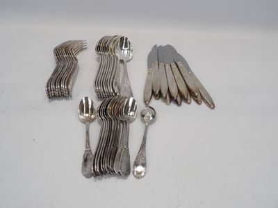 un grand nombre de fourchettes et de cuillères posées sur une table