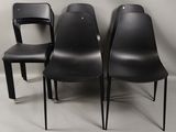 trois chaises noires placées les unes à côté des autres dans une pièce