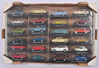 une boîte contenant tout un tas de petites voitures différentes