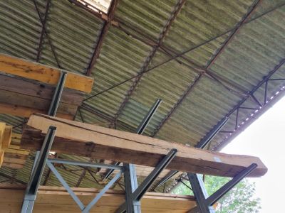 une grosse poutre en bois suspendue au plafond d'un bâtiment