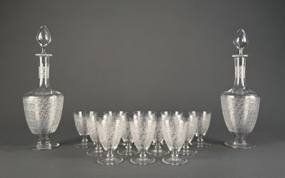 une photo représentant un ensemble de verres à vin et une carafe posés sur une table