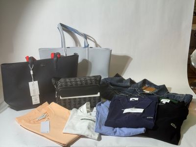 beaucoup de vêtements et de sacs posés sur une table