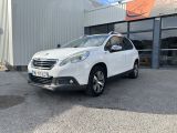 une voiture blanche garée devant un immeuble, devant un immeuble