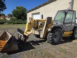 un tracteur garé devant un bâtiment