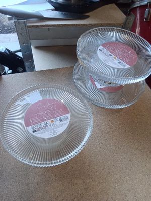 deux assiettes posées sur un plan de travail