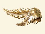 une broche en feuille d'or sur fond blanc