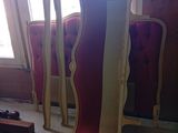 trois chaises qui se trouvent dans une pièce dotée d'une fenêtre