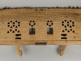 un vieux banc en bois orné de sculptures sur fond blanc