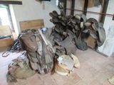 une pile de selles et d'autres objets sur le sol