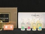 Plusieurs types de parfums sont alignés sur une surface noire
