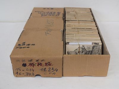 une boîte en carton contenant beaucoup d'argent