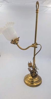 une lampe de table en laiton ancien avec un abat-jour en verre blanc