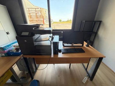 un bureau équipé d'un ordinateur et d'une imprimante