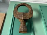 une poignée de porte sur la porte d'entrée d'une maison