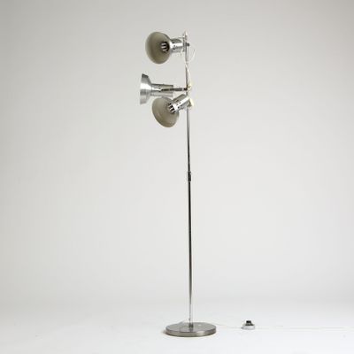 un lampadaire argenté avec deux lampes de chaque côté
