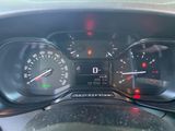 un gros plan du tableau de bord d'une voiture, avec un compteur de vitesse et des jauges