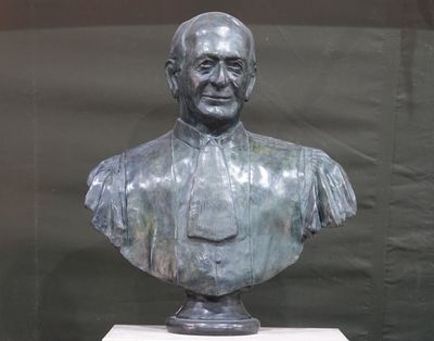un buste d'homme posé sur un socle