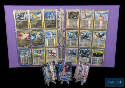 gros plan d'un paquet de cartes pokemon sur une table