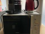 deux micro-ondes posés l'un sur l'autre sur une table