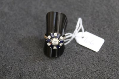une bague posée sur une table à côté d'une étiquette
