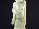une image représentant une statue d'une personne sur un socle