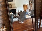 un grand miroir posé sur une table dans un salon