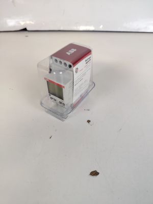 un petit objet rouge et blanc posé sur une surface blanche