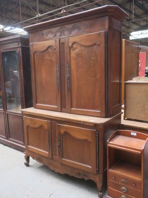 Beau BUFFET A DEUX CORPS en merisier moulure et sculpté, ouv…