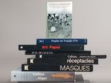 plusieurs livres sont empilés sur une table