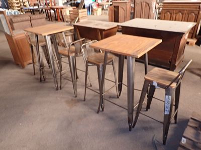 de nombreuses tables et chaises qui se trouvent dans un magasin
