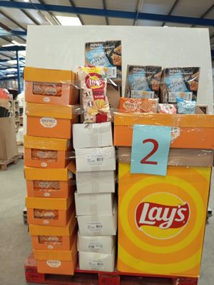 de nombreuses boîtes de chips sur une palette dans un magasin