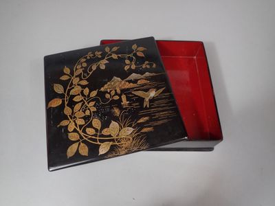 Coffret quadrangulaire en laque noire à décor doré d'un pays… - Photo 1