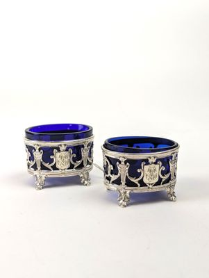 une paire de verres en verre argenté et bleu ornés de lions