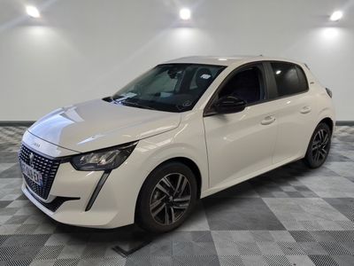 une voiture blanche garée dans une pièce au sol en damier