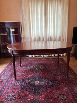 Table en bois teinté façon acajou à filets de laiton, reposa…