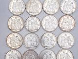 gros plan d'un paquet de pièces de monnaie sur une table