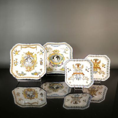 Plusieurs pièces de porcelaine sont posées sur une surface noire