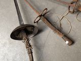 beaucoup de vieux outils qui traînent par terre