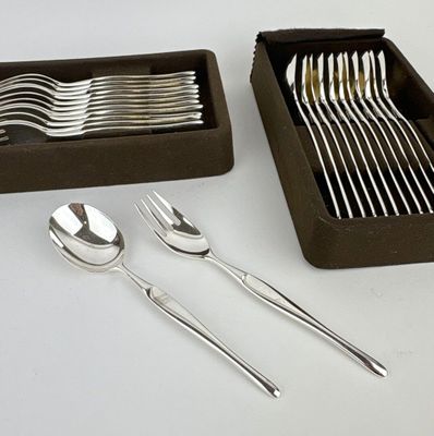 une boîte de fourchettes et de cuillères posée sur une table