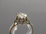 Gros plan sur une bague ornée d'un diamant