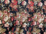 un gros plan sur un tissu à motifs floraux bleus et rouges