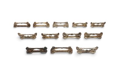 un ensemble de neuf barrettes en laiton ancien sur fond blanc