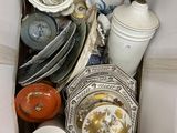 une boîte remplie d'assiettes, de tasses et de soucoupes