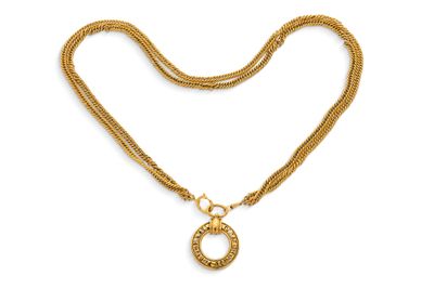 un collier en or avec un pendentif en forme de cercle au bout d'une chaîne