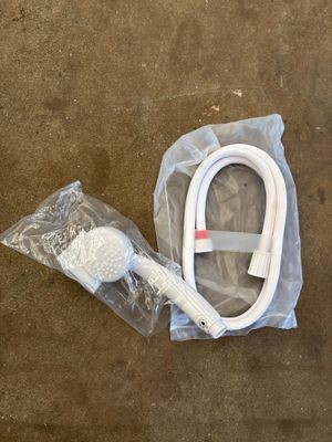 une paire d'écouteurs intra-auriculaires et un casque posés par terre